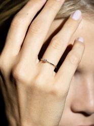 DIAMANTA Złoty pierścionek "Pure" z diamentem rozmiar: 56. Szare pierścionki damskie DIAMANTA, z diamentem, złote. Za 724.78 zł.