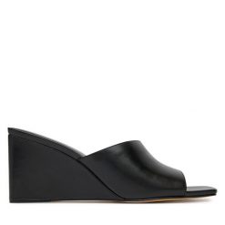 Klapki MICHAEL Michael Kors. Czarne klapki damskie MICHAEL Michael Kors, bez wzorów, bez obcasa, bez zapięcia. Za 549.99 zł.