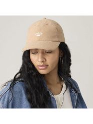 Levi's Czapka w kolorze beżowym rozmiar: onesize. Brązowe czapki z daszkiem damskie Levi's, bez wzorów, z materiału. Za 83.22 zł.