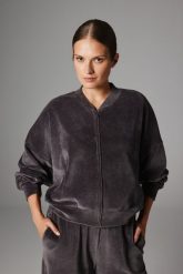 WELUROWA BLUZA NELLI ANTRACYT M - Flawless. Szare bluzy damskie Flawless, m, bez wzorów, z materiału, bez kaptura. Za 345.00 zł.