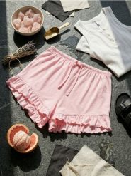 Bawełniane szorty piżamowe z falbanką - różowy. Czerwone piżamy damskie Sinsay, bez wzorów, z bawełny, bez ramiączek. Za 15.99 zł.