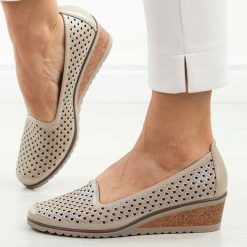 Beżowe czółenka damskie na koturnie Potocki 12018. Brązowe czółenka damskie POTOCKI, w ażurowe wzory, ze skóry, bez obcasa, na koturnie. Za 169.00 zł.