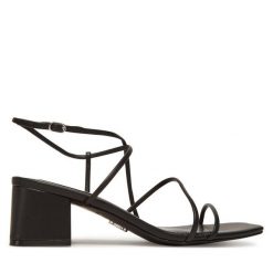 Sandały Steve Madden. Czarne sandały damskie Steve Madden, bez wzorów, bez obcasa, na słupku, bez zapięcia. Za 279.99 zł.