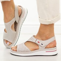 Szare skórzane sandały damskie T.Sokolski 26-31. Szare sandały damskie Sokolski, bez wzorów, z jeansu, bez obcasa, na platformie, bez zapięcia. Za 219.00 zł.