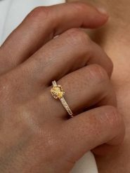 Les Petites Précieuses Pozłacany pierścionek z cyrkoniami i cytrynem rozmiar: 52. Żółte pierścionki damskie Les Petites Précieuses, z cyrkonią, pozłacane. Za 170.07 zł.