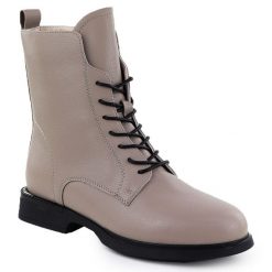 Skórzane botki damskie workery beżowe Filippo DBT7222. Brązowe botki damskie Filippo, ze skóry, bez obcasa, bez zapięcia. Za 299.99 zł.