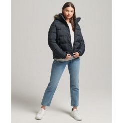 Damska kurtka z kapturem Superdry. Czarne kurtki damskie Superdry, bez wzorów, z puchu, z kapturem. Za 549.00 zł.