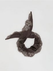 Szal z koronką - ciemnobrązowy. Brązowe szaliki damskie Reserved, bez wzorów, z koronki. Za 59.99 zł.