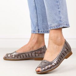 Srebrne pw ażurowe półbuty damskie Potocki 12392. Szare półbuty damskie POTOCKI, na lato, w ażurowe wzory, ze skóry, z otwartym noskiem, bez obcasa, na obcasie, bez zapięcia. Za 169.00 zł.