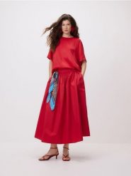 Skórzane sandały na obcasie - czerwony. Czerwone sandały damskie Reserved, bez wzorów, ze skóry, bez obcasa, na obcasie, bez zapięcia. Za 199.99 zł.