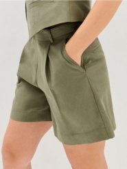 Szorty z lyocellu z zakłądkami i domieszką lnu - zielony. Zielone spodenki sportowe damskie Sinsay, l, bez wzorów, z lyocellu. W wyprzedaży za 39.99 zł.
