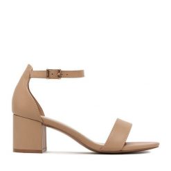 Sandały JENNY. Brązowe sandały damskie Jenny, bez wzorów, bez obcasa, na słupku, bez zapięcia. Za 119.99 zł.