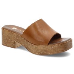 Brązowe Klapki Armodo Stylowe Obuwie Damskie. Brązowe klapki damskie Armodo, z aplikacjami, bez obcasa, na obcasie, bez zapięcia. Za 209.00 zł.
