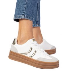 Białe sneakersy trampki damskie z złotym dodatkiem. Białe trampki damskie bez wzorów, z syntetyku, bez zapięcia. Za 96.19 zł.