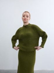 BGN Sweter w kolorze zielonym rozmiar: 34. Zielone swetry klasyczne damskie BGN, prążkowane, bez kołnierzyka. Za 121.99 zł.