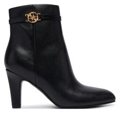 Botki Guess. Czarne botki damskie Guess, bez obcasa, na słupku, bez zapięcia. Za 764.99 zł.