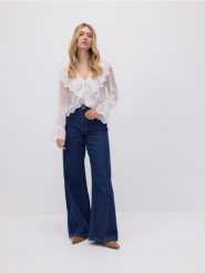 Jeansy wide leg z przeszyciami - granatowy. Niebieskie jeansy damskie Reserved, z podwyższonym stanem. W wyprzedaży za 89.99 zł.
