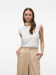 Vero Moda Koszulka w kolorze białym rozmiar: S. Białe koszulki damskie Vero Moda, s, bez wzorów, z bawełny, bez kołnierzyka, bez ramiączek. Za 74.63 zł.