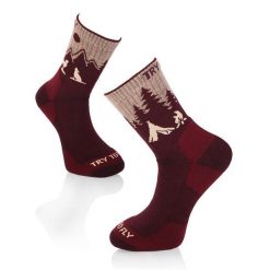 Skarpety turystyczne z wełny merynosów z motywem wilka wiśniowego. Czerwone skarpetki damskie TRY TO FLY, bez wzorów, z wełny. W wyprzedaży za 83.57 zł.