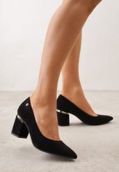 Czarne Czółenka na Słupku z Wkładką ze Skóry Naturalnej i Metaliczną Ozdobą Dynaste. Czarne czółenka damskie Renee, z aplikacjami, ze skóry, bez obcasa, na słupku. Za 109.99 zł.