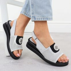 Sandały damskie na podwyższeniu z gumą srebrne Jezzi RMR2267-2. Szare sandały damskie Jezzi, bez wzorów, z gumy, bez obcasa, bez zapięcia. Za 95.00 zł.