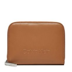 Portfel Calvin Klein. Brązowe portfele damskie Calvin Klein, bez wzorów. Za 279.99 zł.