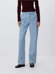 Jeansy straight fit - niebieski. Niebieskie jeansy damskie Reserved. Za 129.99 zł.