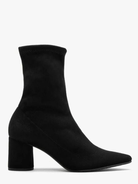 Elastyczne botki na obcasie z noskiem w szpic. Czarne botki damskie Ryłko, ze skóry, bez obcasa, na obcasie, bez zapięcia. W wyprzedaży za 349.99 zł.