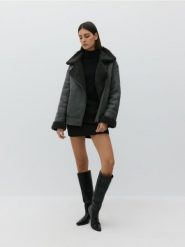 Kurtka z kożuchem - ciemnoszary. Szare kurtki damskie Reserved, l, bez wzorów, ze skóry, bez kaptura. W wyprzedaży za 239.99 zł.