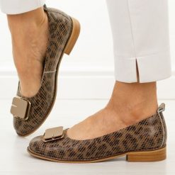 Brązowe skórzane półbuty damskie Cambell 19456. Brązowe półbuty damskie Cambell, na lato, z aplikacjami, z jeansu, z okrągłym noskiem, bez obcasa, na obcasie, bez zapięcia. W wyprzedaży za 201.52 zł.