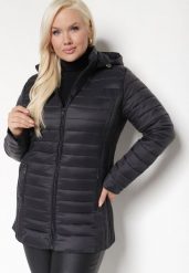 Czarna Pikowana Kurtka o Prostym Kroju z Odpinanym Kapturem i Kieszeniami Pretiel. Czarne kurtki damskie Born2be, plus size, bez wzorów, z jeansu. Za 169.99 zł.