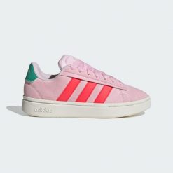 Buty Grand Court Alpha. Czerwone obuwie trekkingowe damskie Adidas, bez zapięcia. W wyprzedaży za 319.55 zł.