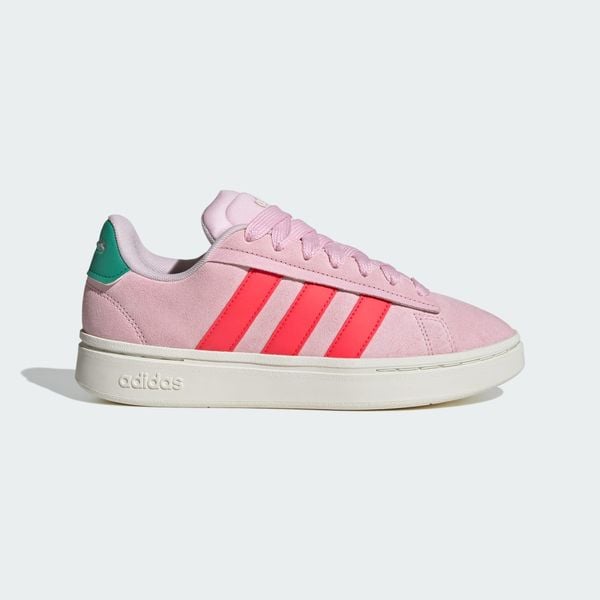 Buty Grand Court Alpha. Białe obuwie trekkingowe damskie Adidas, z gumy, bez zapięcia. Za 365.15 zł.
