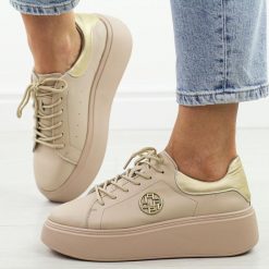 Beżowe skórzane sneakersy damskie na platformie Filippo Dp6058/25. Brązowe obuwie sportowe damskie Filippo, na jesień, ze skóry, bez zapięcia. Za 239.00 zł.