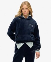 Superdry Country Club Velour Relaxed Hoodie – welurowa bluza z kapturem – RICH. Niebieskie bluzy damskie Superdry, bez wzorów, z elastanu, z kapturem. Za 326.95 zł.