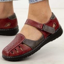 Czerwone zakryte sandały damskie Unisoft 9955. Czerwone sandały damskie Jezzi, bez wzorów, ze skóry, z okrągłym noskiem, bez obcasa, na płaskiej podeszwie, bez zapięcia. Za 149.00 zł.