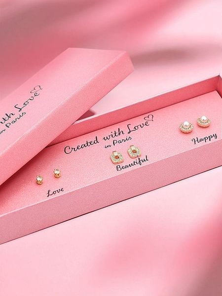 Created with Love 3-częściowy zestaw kolczyków-wkrętek "Charm" z cyrkoniami rozmiar: onesize. Białe kolczyki damskie Created with Love, z cyrkonią, z mosiądzu. Za 56.99 zł.