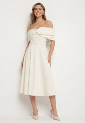 Beżowa Rozkloszowana Sukienka z Odsłoniętymi Ramionami i Drapowaniem Odilene. Brązowe sukienki damskie Born2be, bez wzorów, eleganckie, bez ramiączek. W wyprzedaży za 127.49 zł.