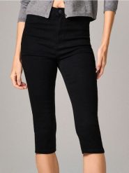 Jeansy capri - czarny. Czarne jeansy damskie Sinsay. W wyprzedaży za 27.99 zł.