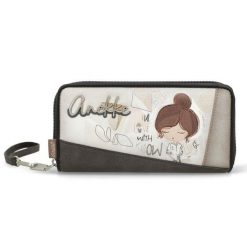 Portfel damski Anekke, z ozdobnym nadrukiem i metalowym logo zapinany na suwak wyposażony w liczne przegrody na karty miejsce na banknoty oraz kiesze. Brązowe portfele damskie Anekke, bez wzorów. Za 199.00 zł.