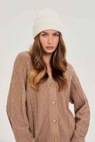 Czapka z metaliczną nitką biała. Białe czapki damskie MOODO, bez wzorów, z poliamidu. Za 49.99 zł.