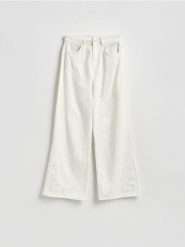 Jeansy wide leg z ażurowym wzorem - biały. Białe jeansy damskie Reserved. Za 159.99 zł.