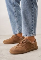 Brązowe Sneakersy z Zamszu Naturalnego ze Skórzaną Wkładką i Przeszyciami Muririal. Brązowe obuwie sportowe damskie Born2be, bez zapięcia. Za 179.99 zł.