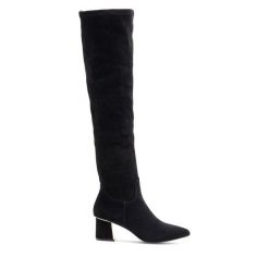 Kozaki Lasocki. Czarne kozaki damskie Lasocki, bez obcasa, na słupku, bez zapięcia. Za 299.99 zł.