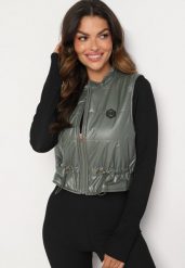 Ciemnozielona Krótka Kamizelka Ozdobiona Naszywką Ściągana w Talii Mevelina. Zielone kamizelki damskie Born2be, l, z aplikacjami, bez kaptura. Za 49.99 zł.