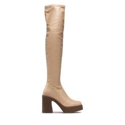 Kozaki DeeZee. Brązowe kozaki damskie DeeZee, bez obcasa, na słupku, bez zapięcia. Za 229.99 zł.