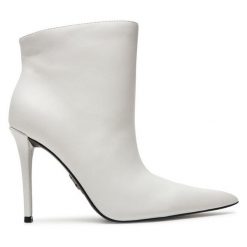 Botki Steve Madden. Białe botki damskie Steve Madden, bez obcasa, na szpilce, bez zapięcia. Za 659.99 zł.