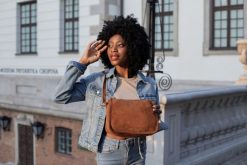 Camelowa skórzana listonoszka damska włoska zamszowa kuferek Beltimore B64. Brązowe kuferki damskie bez wzorów, ze skóry, zamszowe, bez dodatków. Za 144.99 zł.