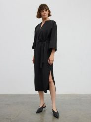 BGN Sukienka w kolorze czarnym rozmiar: 34. Czarne sukienki damskie BGN, bez wzorów, z tkaniny, bez ramiączek. Za 65.99 zł.