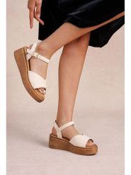 Foreverfolie Sandały w kolorze beżowym na koturnie rozmiar: 41. Brązowe sandały damskie Foreverfolie, bez wzorów, z otwartym noskiem, bez obcasa, na koturnie, bez zapięcia. Za 104.99 zł.